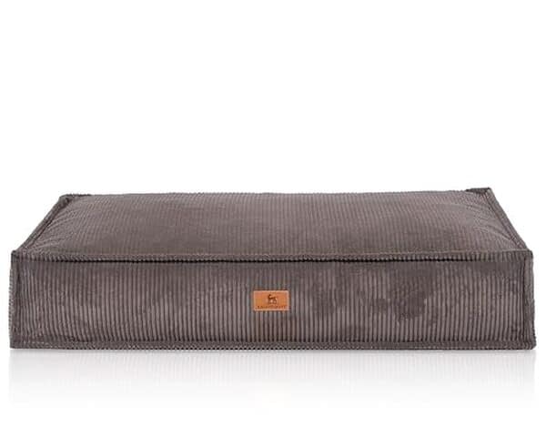 Découvrez notre test complet du coussin Knuffelwuff Lesedi en velours côtelé pour chiens : qualité, confort et durabilité pour votre animal de compagnie. 